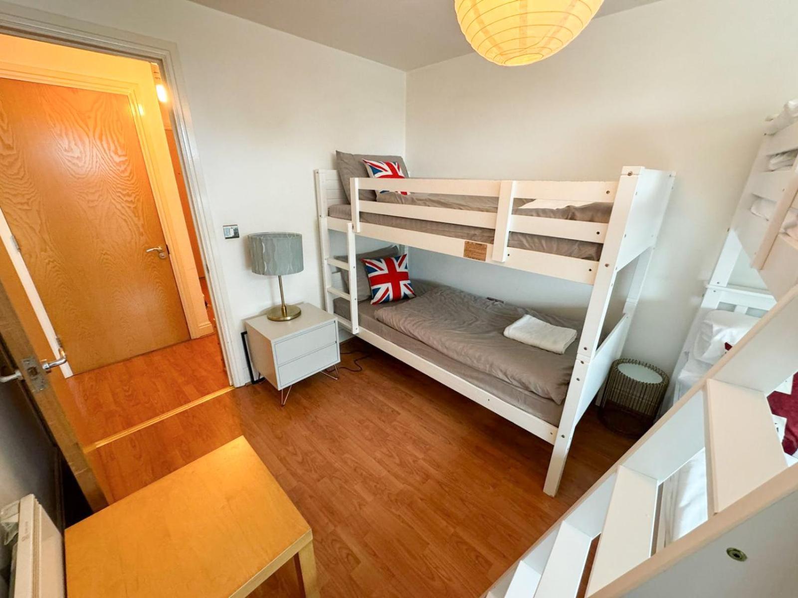 Flat 25 *